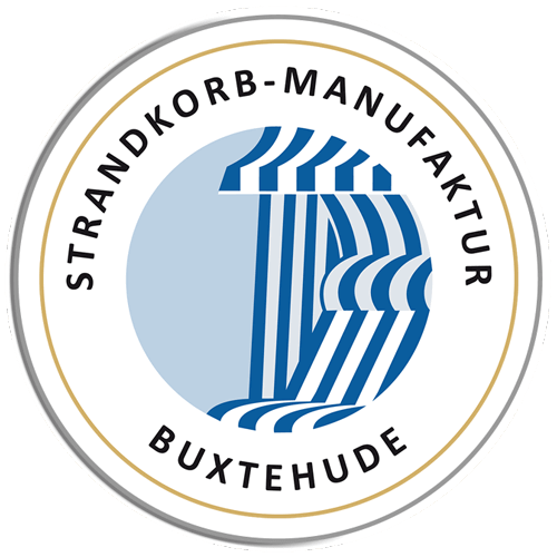 Logo vom Strandkorbhersteller Die Strandkorbprofis. Abgebildet ist ein Kreis mit einer Grafick eines Strandkorbes mit blau weissen Innenausschlag. Als Text in hablrund steht Strandkorb Manufaktur Buxtehude