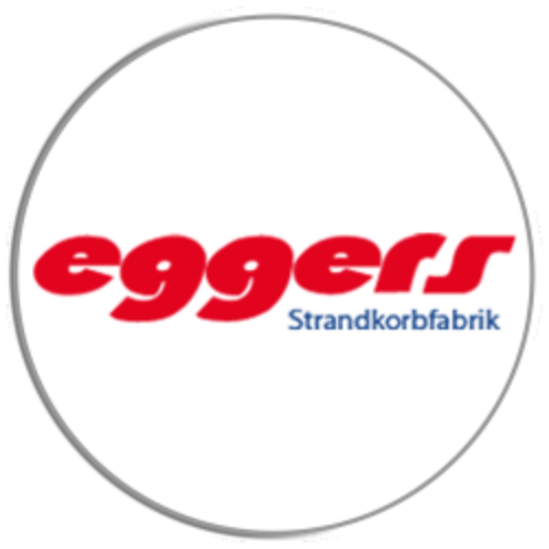 Logo vom Strandkorbhersteller Eggers Strandkorbfabrik. Roter Schriftzug in  Kleinbuchstaben eggers mit länger gezogenen dopel g und unter den Buchstaben ers ist das Wort Strandkorbfabrik in blau geschrieben