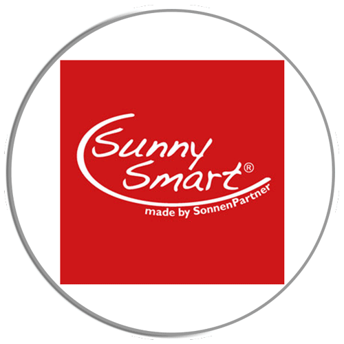 Logo vom Strandkorbhersteller  SunnySmart made by Sonnenpartner und Copyright. Der Schriftzug ist in weiss mit roter Kachel im Hintergrund