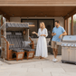 Strandkorb Trendy PURE Wave XL Bullaugen PE seashell Dessin 402 grau auf moderner Terrasse mit Grill und Freunden