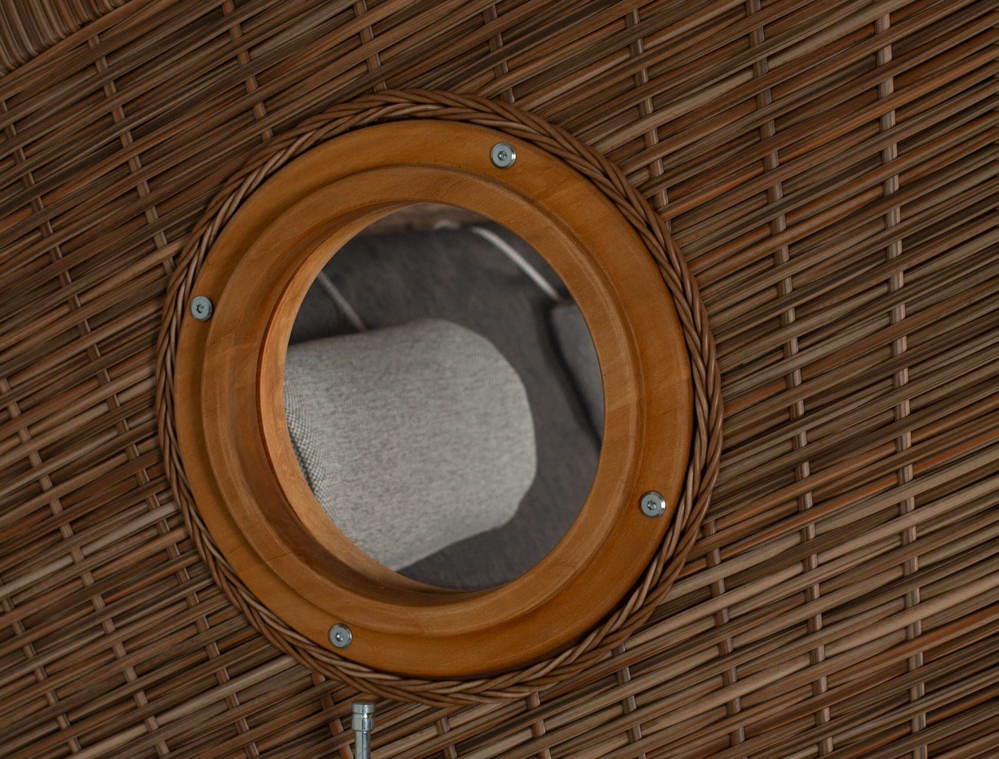 Rundes Bullaugen-Fenster im Geflecht des Strandkorb Trendy PURE Wave Teak XL, Detailansicht aus PE grisuem Dessin 513 schwarz grau