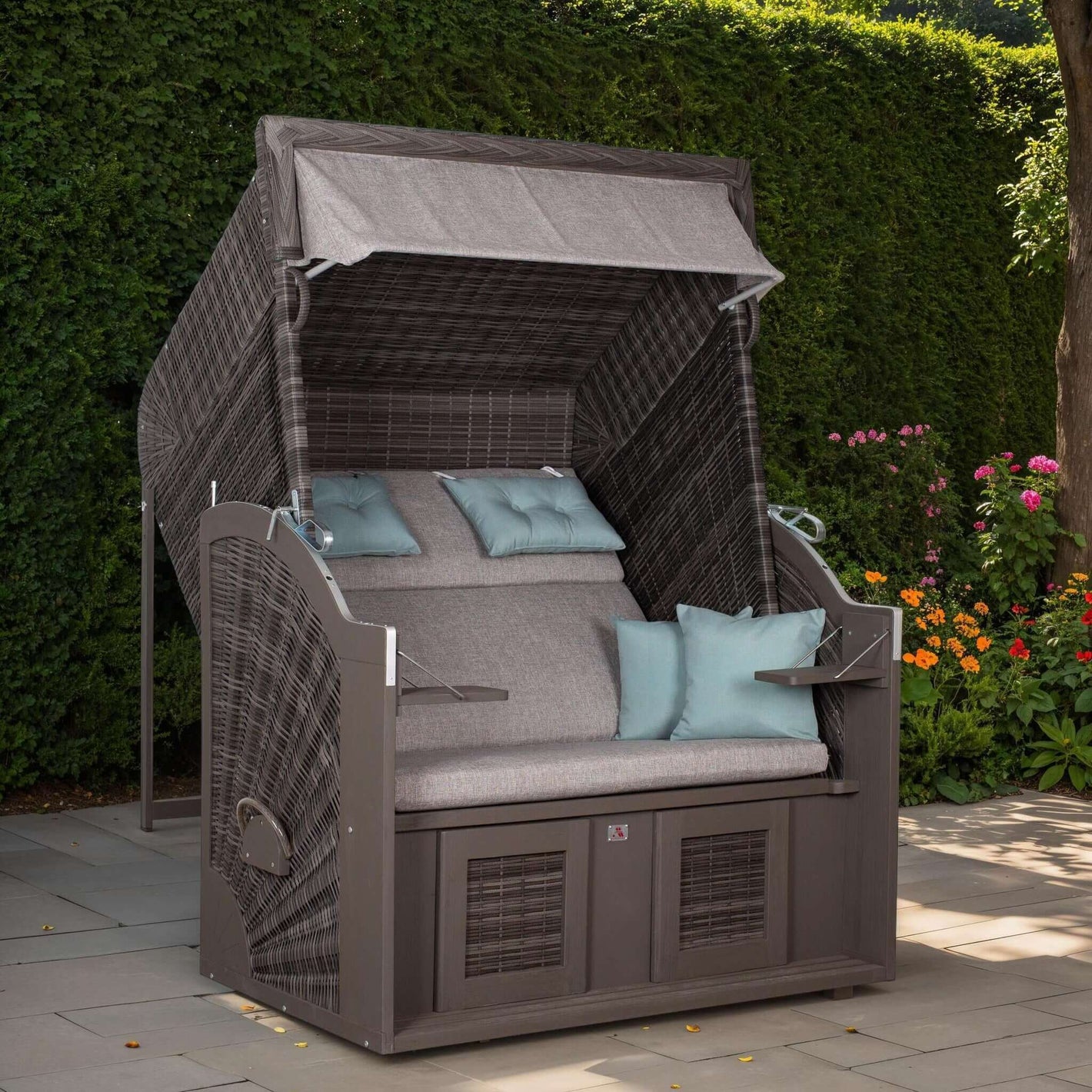 Strandkorb Trendy PURE Classic XL SUN PE stone grey Dessin 488 im Garten mit grauen Polstern und türkisfarbenen Kissen