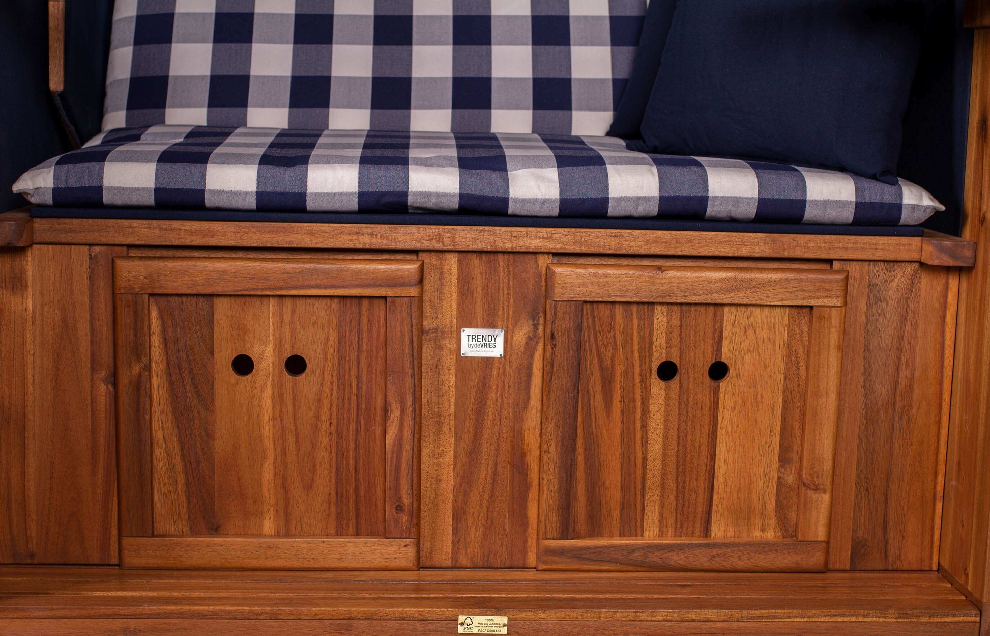 Strandkorb Trendy Trend 45 mit Bullaugen, blau weiss kariert, Detailansicht Holzstauraum unter Sitzfläche