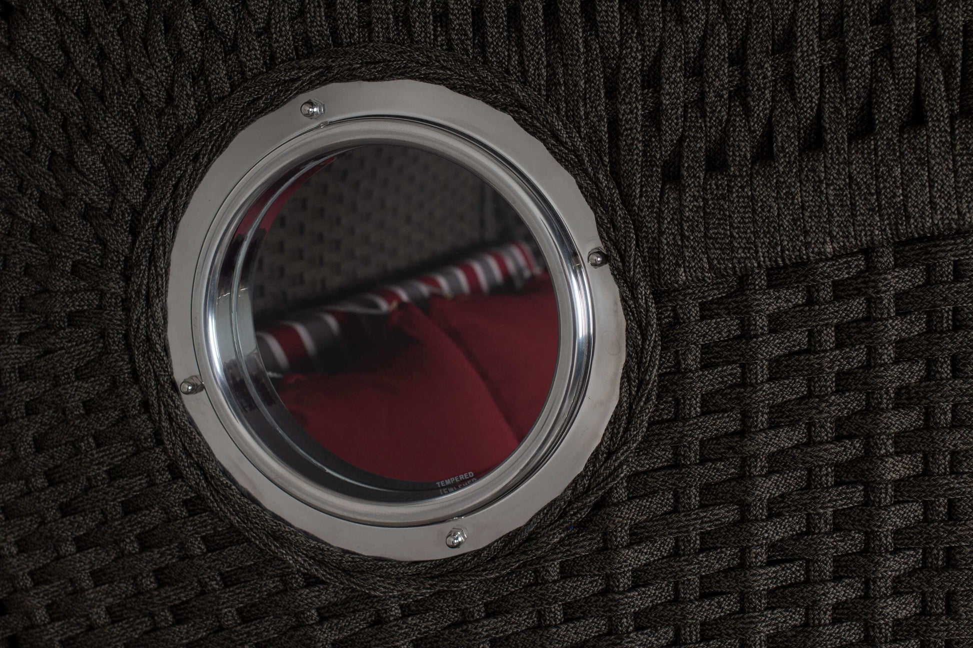 Detail Bullauge am Strandkorb devries Aruba XL Rope anthrazit mit Blick auf rot-grau kariertes Dessin 230