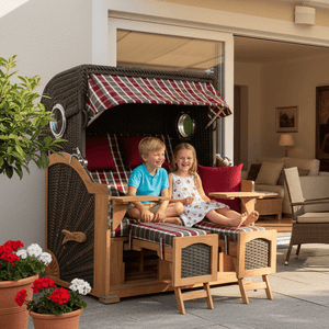 Strandkorb deVries Aruba XL Rope anthrazit Dessin 230 rot grau kariert auf Terrasse mit spielenden Kindern