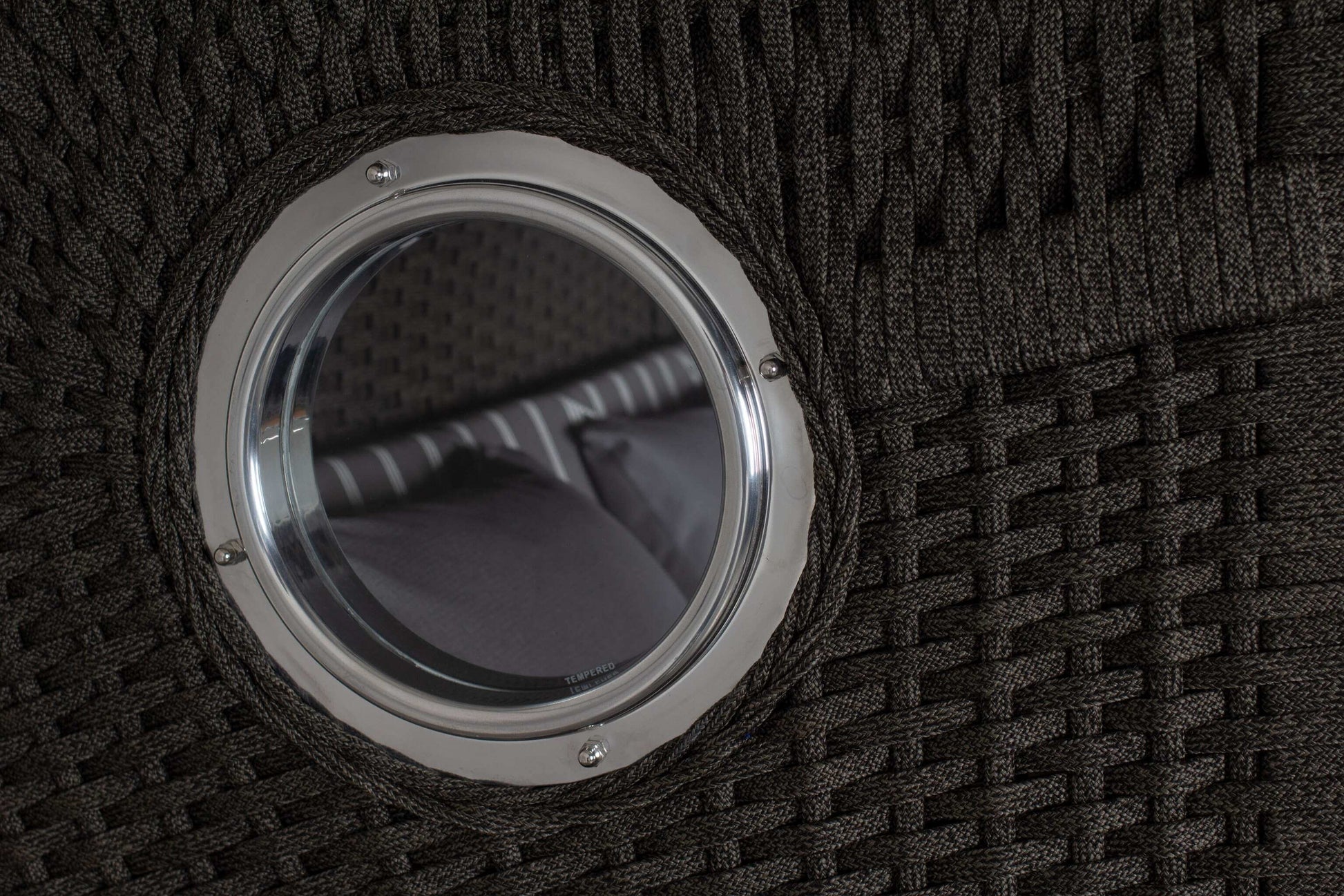 Alt Tag: Strandkorb devries Aruba XL Rope anthrazit mit rundem Bullauge und Blick auf graue Kissen im Geflecht