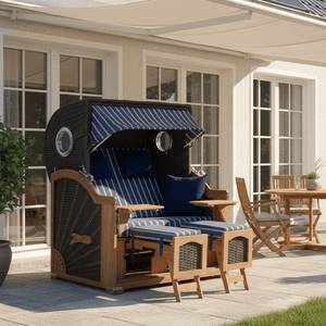 Strandkorb deVries Aruba XL Rope anthrazit blau weiß auf sonniger Terrasse vor Haus mit Holz-Tischgruppe