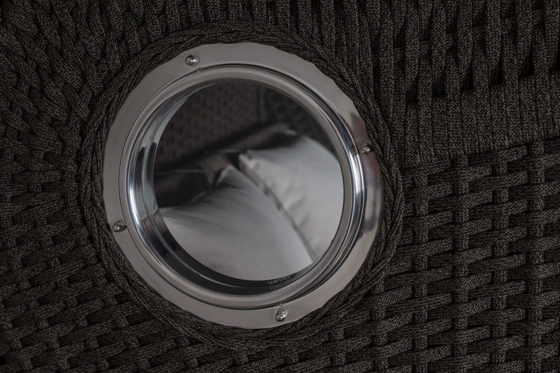 Detail Bullauge am Strandkorb deVries Aruba XL Rope mit Blick auf Polster, hochwertiges Kordel-Geflecht dunkelbraun