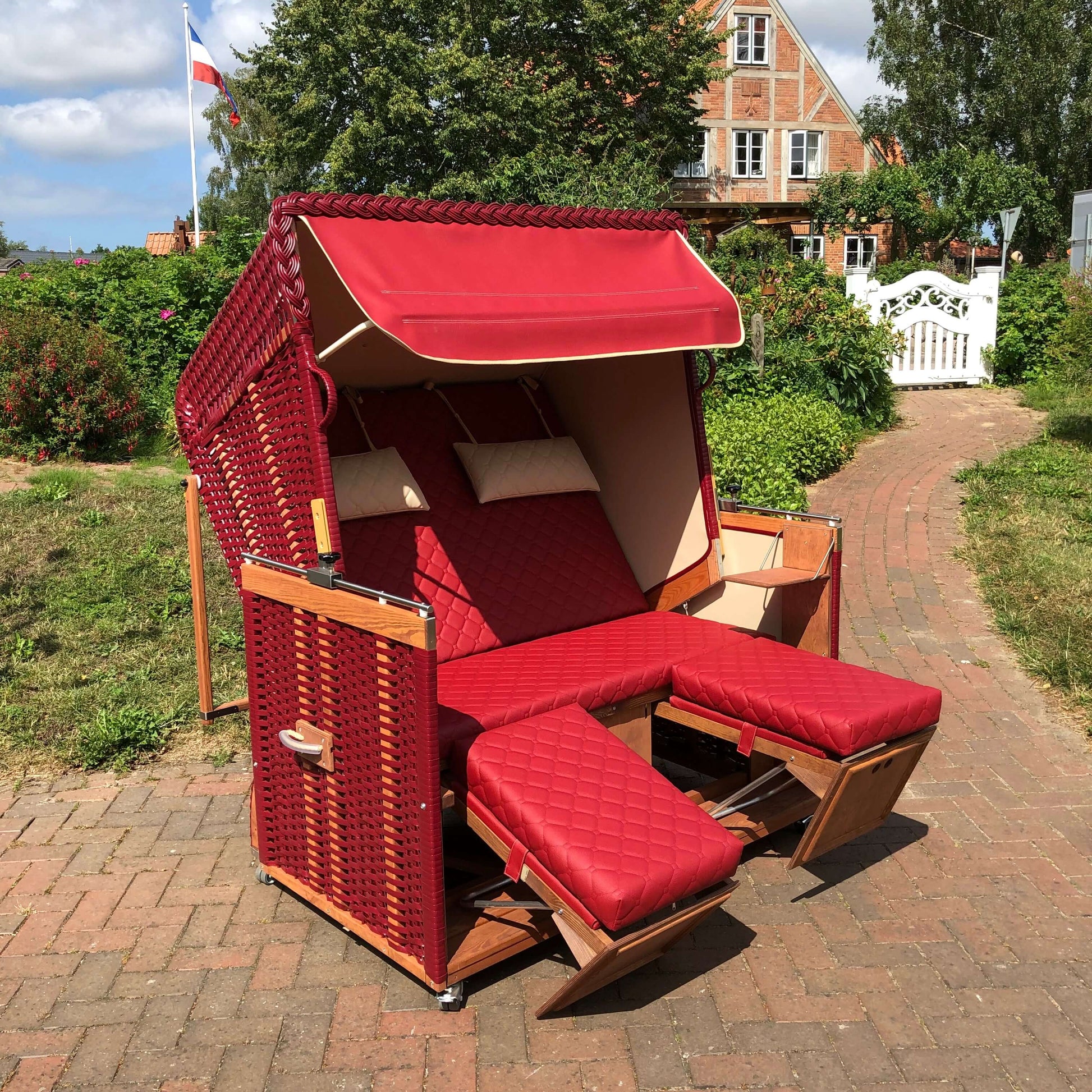 Strandkorb Heringsdorf Modell Juist, Farbe rot mit Lederpolsteroptik 2,5 XL-Sitzer, wie abgebildet - Strandkorb Fachhandel Prieß