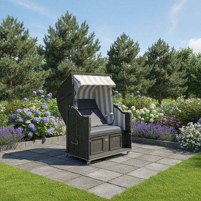 Strandkorb im Garten mit grau weißen Polster