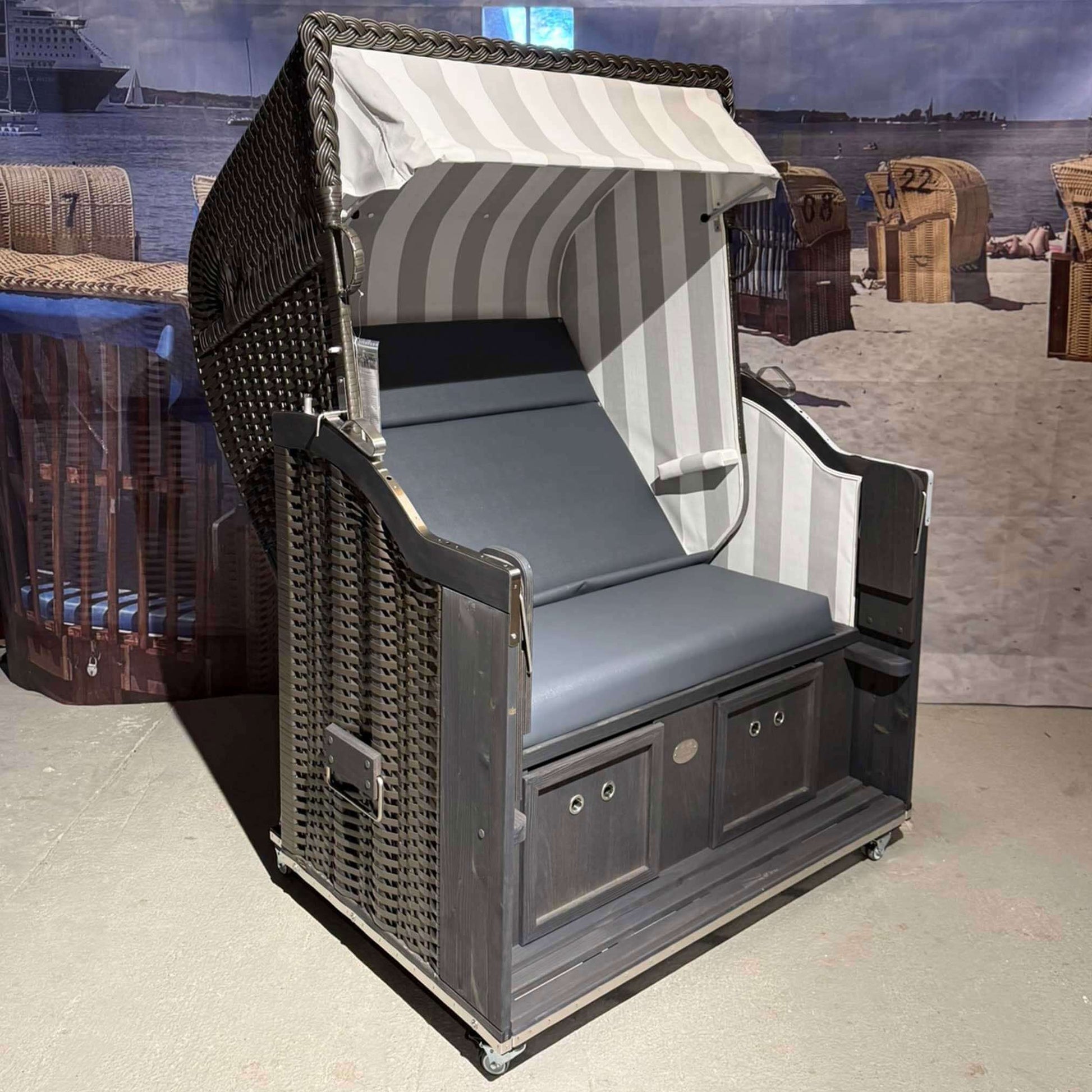 Strandkorb im Garten mit grau weißen Polster