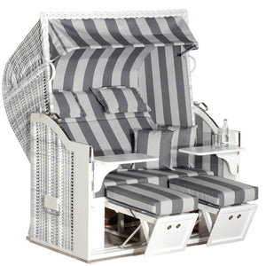 Strandkorb Classic 2XL-Sitzer white-washed mit grau-weißem Streifenmuster und bequemen Liegeflächen.