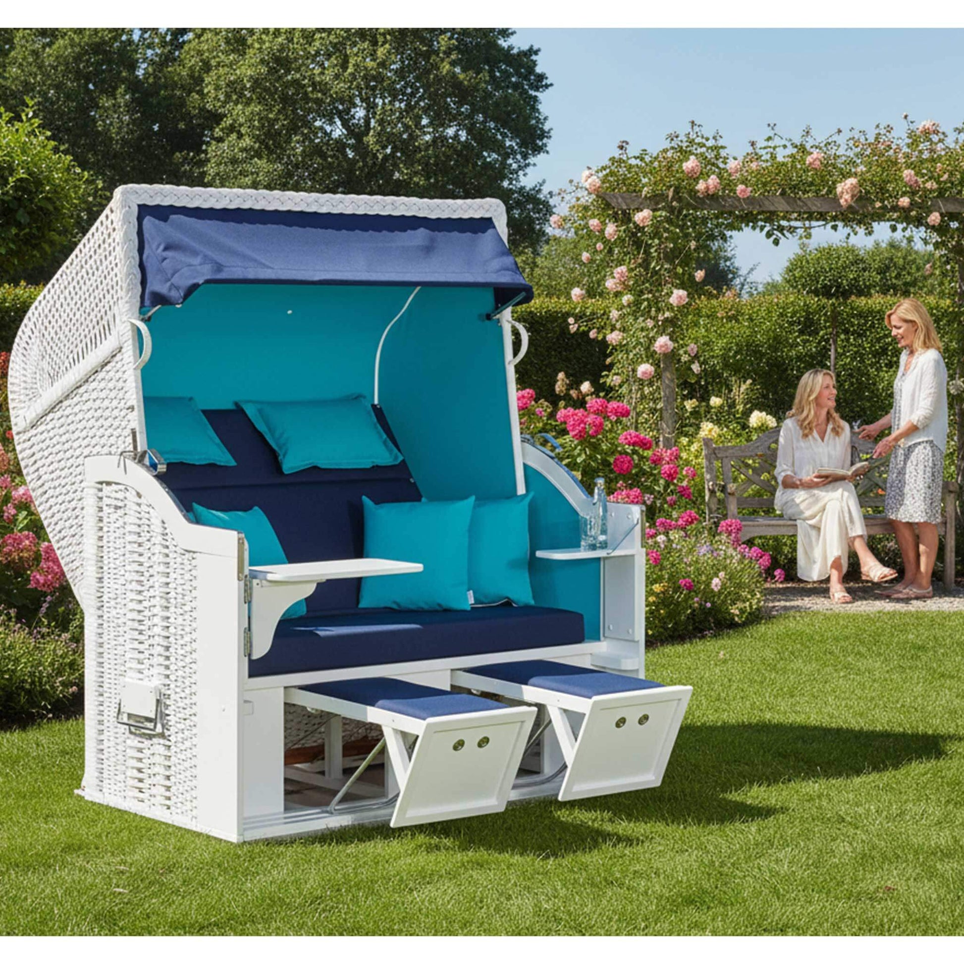 Strandkorb Classic 2XL-Sitzer weiß mit blau türkis Farben im Garten mit Freunden.