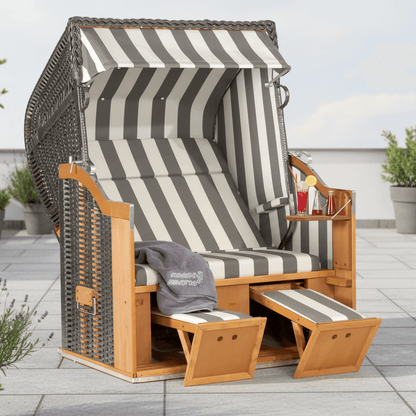 Strandkorb Sonnenpartner Modell Classic aus Holz mit anthrazitfarbenem Geflecht und grau-weiß gestreiftem Dessin 70 auf Terrasse