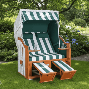 Strandkorb Sonnenpartner Classic weißes Geflecht grün weiß gestreift mit Fußstützen und Nackenrollen im Garten auf Rasen