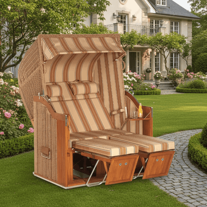 Strandkorb Sonnenpartner Classic Teak Hyazinthoptik Dessin 185 mit Nackenrollen und Fußstützkissen im Garten vor Villa