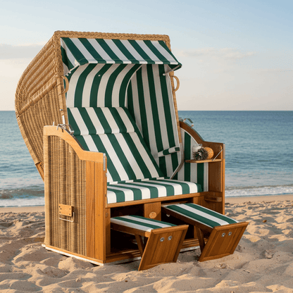 Strandkorb Sonnenpartner Classic Teak mit grün weißem Dessin 50 am Sandstrand vor dem Meer in Rattanoptik