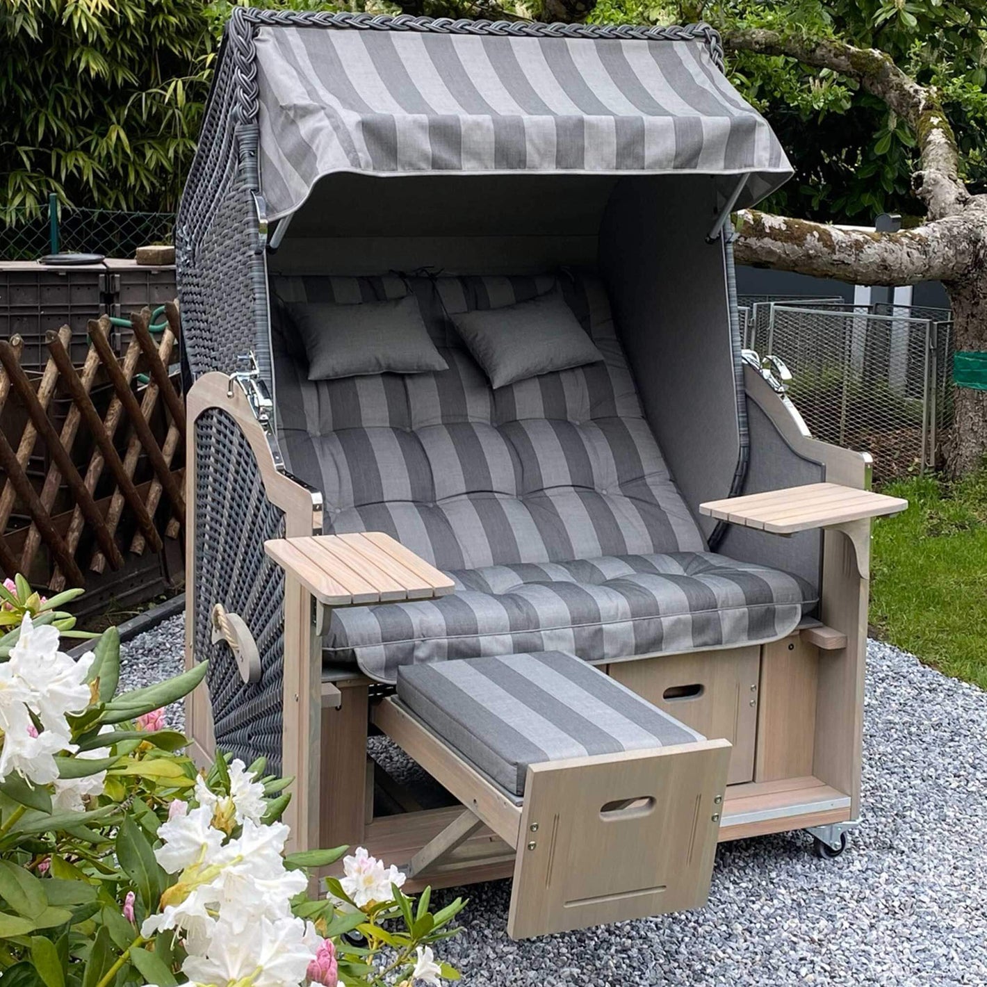 7052 Strandkorb Prieß Modell Meister, Foto zeigt Lärche Holz Vintage grau lasiert, PE Geflecht taupe, Größe wählbar, Stoffdessin wie abgebildet