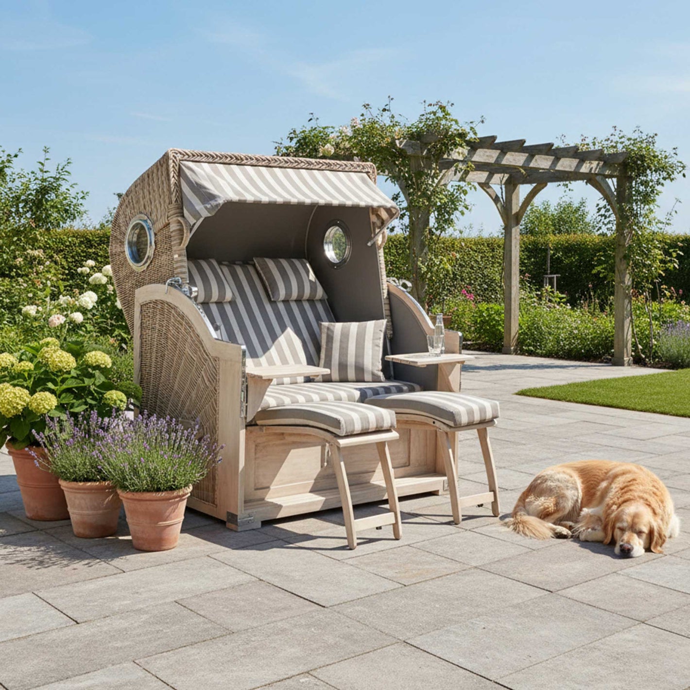 Strandkorb 500 Plus smoke hellgrau im Garten mit Hund