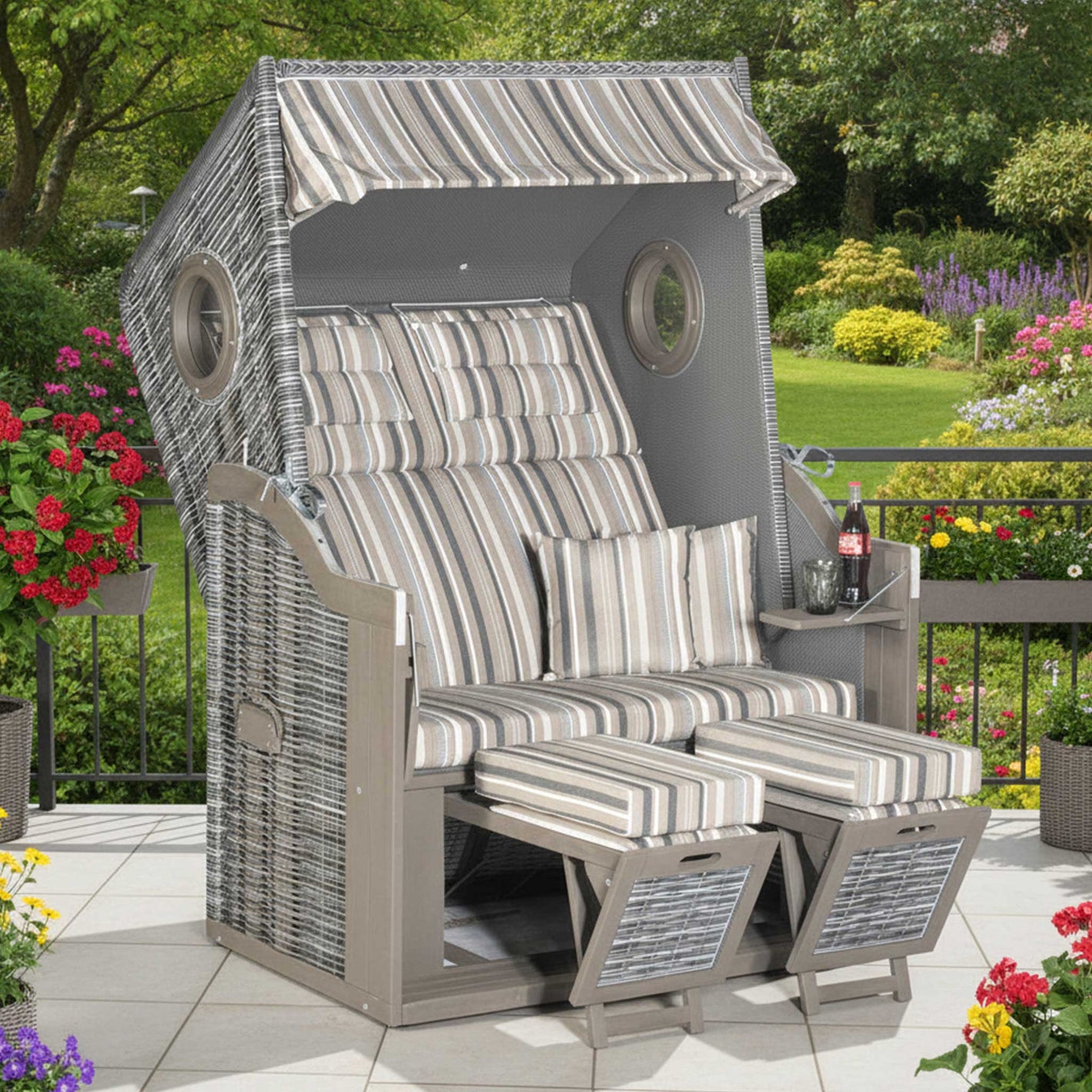 Strandkorb auf dem Balkon mit Blumen