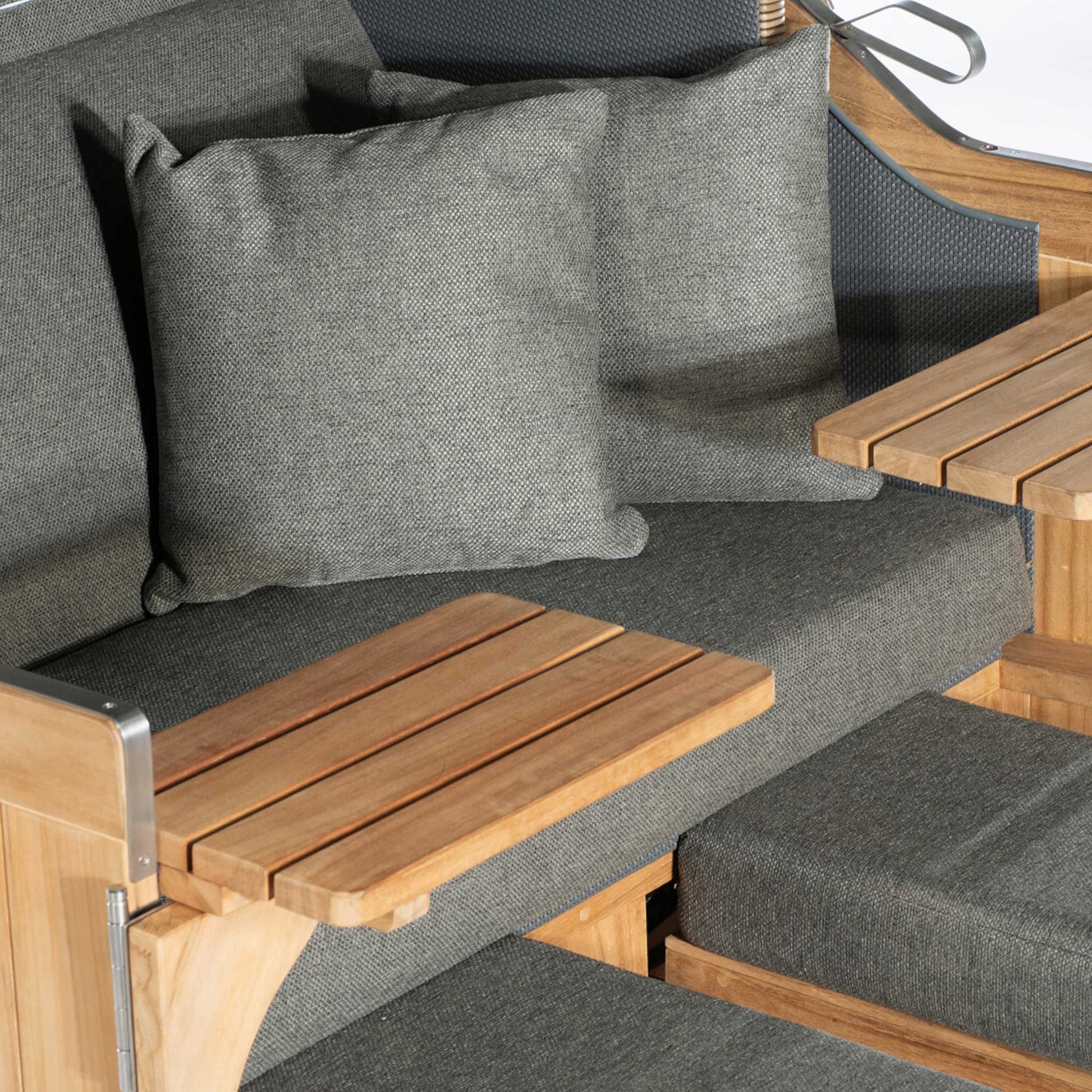 Strandkorb Cosy Detail der Kissen und Tische