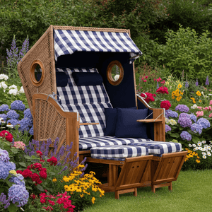 Strandkorb Trendy Trend 45 mit Bullaugen in PE walnut, Dessin 743 blau weiß kariert im blühenden Garten aufgestellt