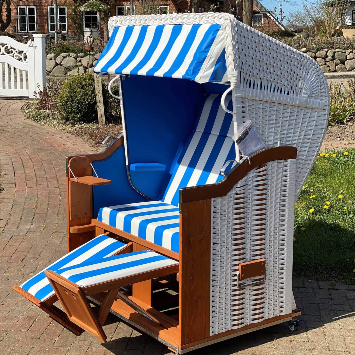 8193 Strandkorb Sonnenpartner Modell Classic Geflecht weiss, Holz lasiert, Dessin 200 Kunststofffolie Innenfolie 840 blau wie abgebildet