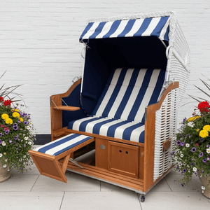 Strandkorb Sonnenpartner Classic weißes Geflecht mit blau weißem Dessin 40, Holz lasiert, Fahrrollen und verstellbarer Fußstütze