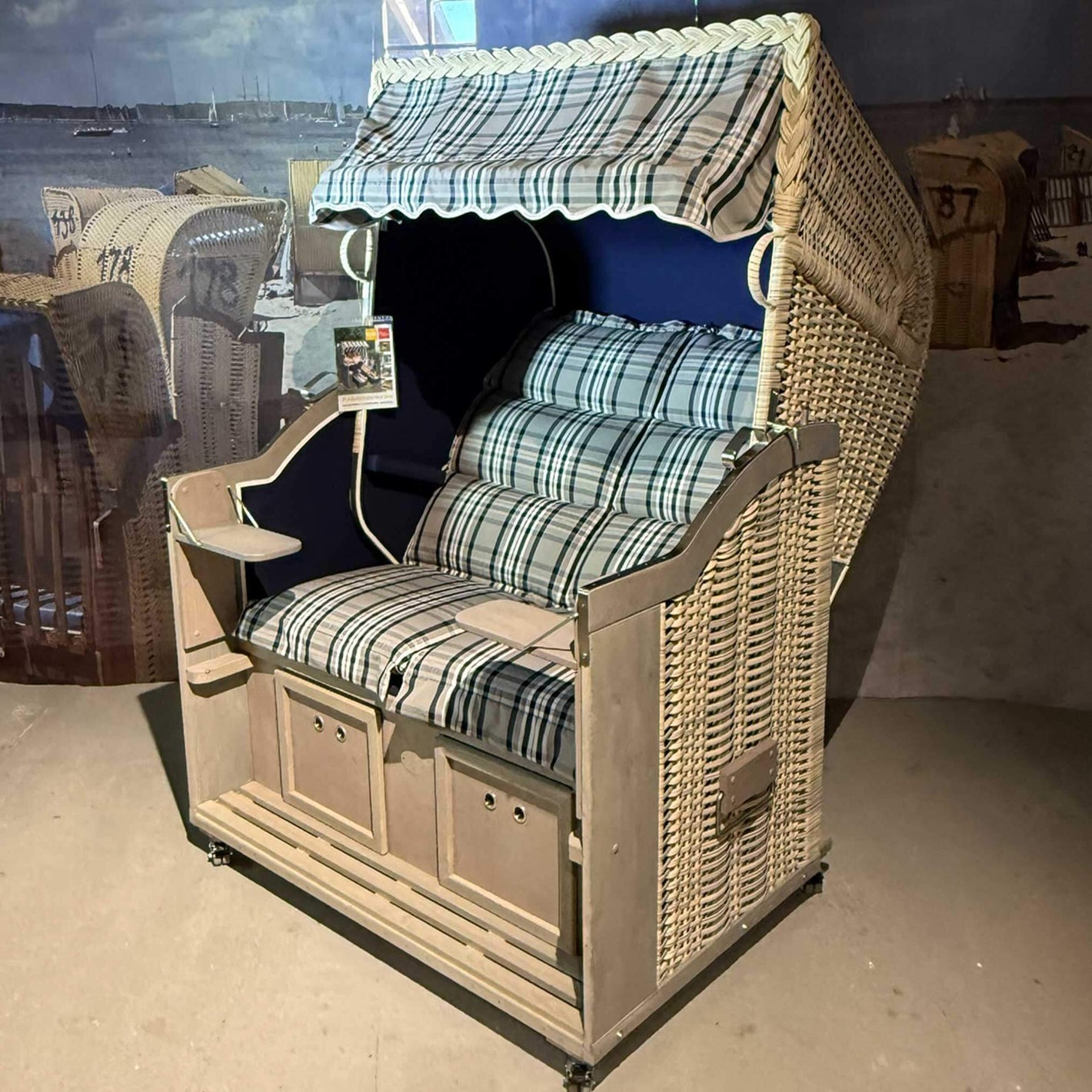 Strandkorb Sonnenpartner Modell Classic PE antik-weiß, Holz silber-grau lasiert, Dessin taupe-blau 702