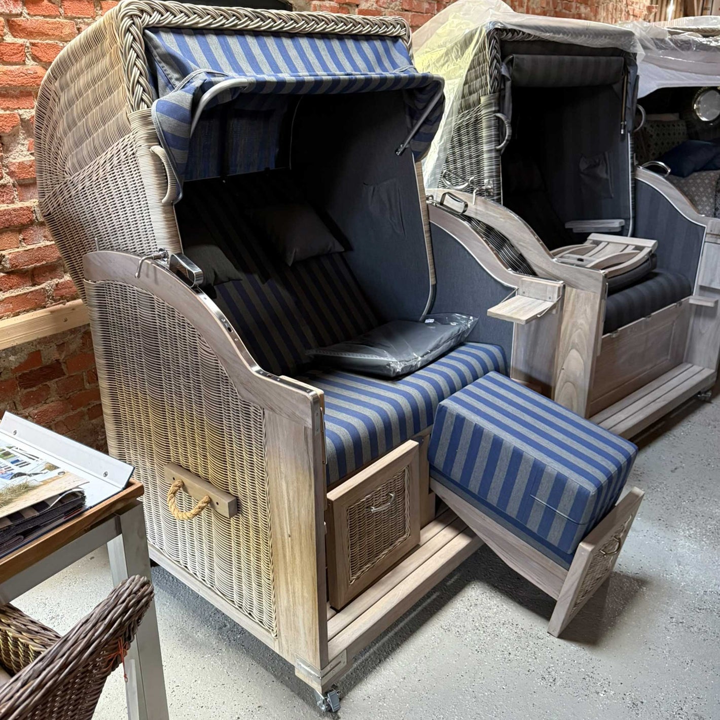 Komplettpaket - Strandkorb Landhaus Sylt Teak Vintage 120 cm, Rattangeflecht white washed, Dessin Menorca 70500 blau grau